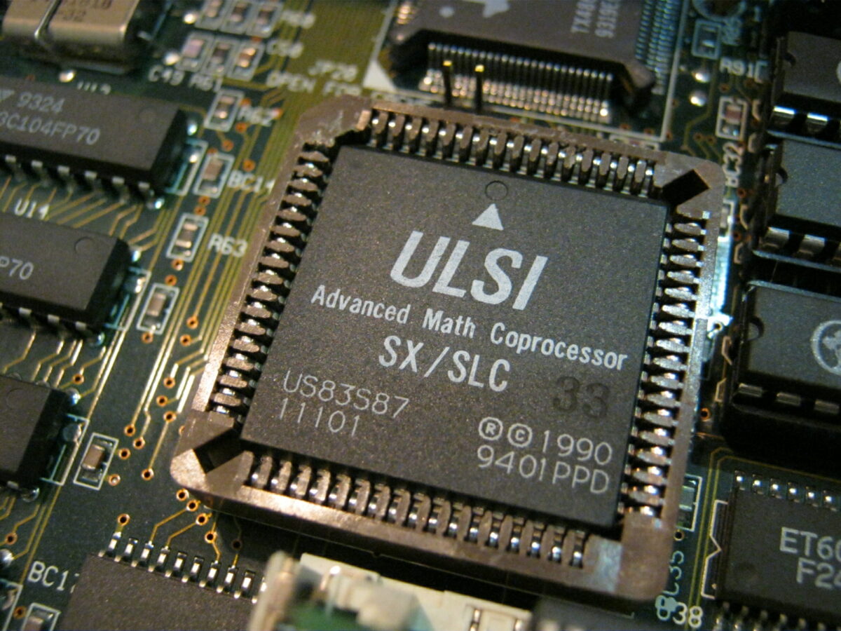 Large scale. Сопроцессор Intel 8089. Сопроцессор материнская плата. Микропроцессор и сопроцессор. Микропроцессор 294n.